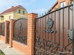 Кирпичный забор с ковкой  150 метров фото в Кашире