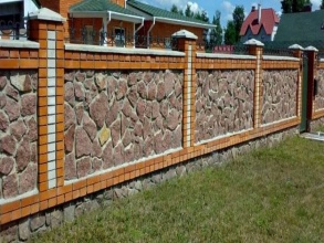 Кирпичный забор с камнем 12 метров фото в Кашире