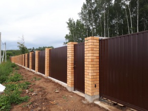 Кирпичный забор на ленточном фундаменте 12 метров фото в Кашире