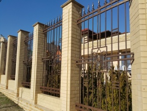 Кирпичный забор с ковкой  10 метров фото в Кашире