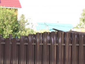 Забор из евроштакетника на ленточном фундаменте 10 метров фото в Кашире
